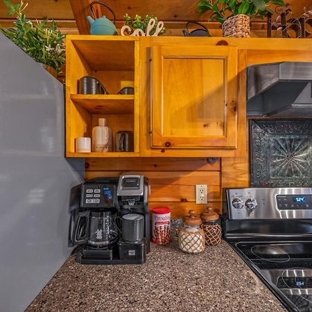 Log Cabin, Hot Tub, Fireplace, Pool Table & Views! Sevierville Εξωτερικό φωτογραφία