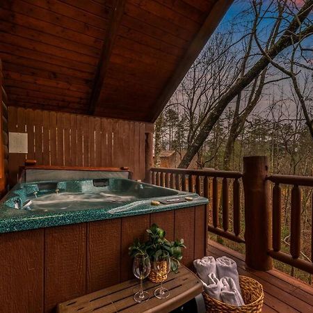 Log Cabin, Hot Tub, Fireplace, Pool Table & Views! Sevierville Εξωτερικό φωτογραφία