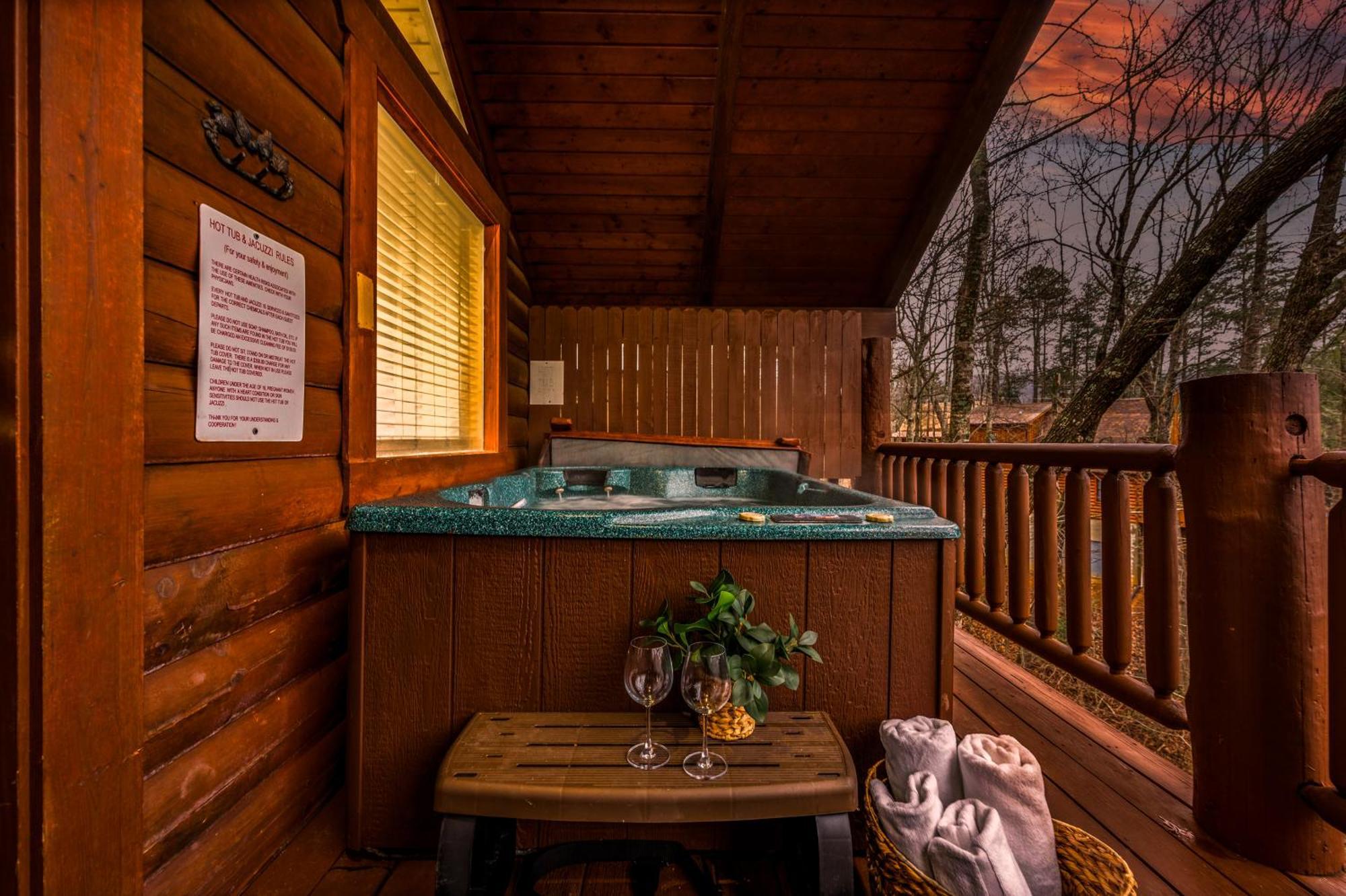 Log Cabin, Hot Tub, Fireplace, Pool Table & Views! Sevierville Εξωτερικό φωτογραφία