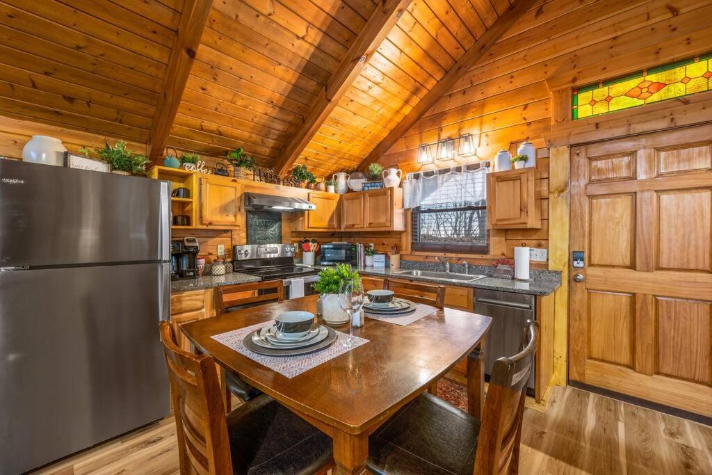 Log Cabin, Hot Tub, Fireplace, Pool Table & Views! Sevierville Εξωτερικό φωτογραφία