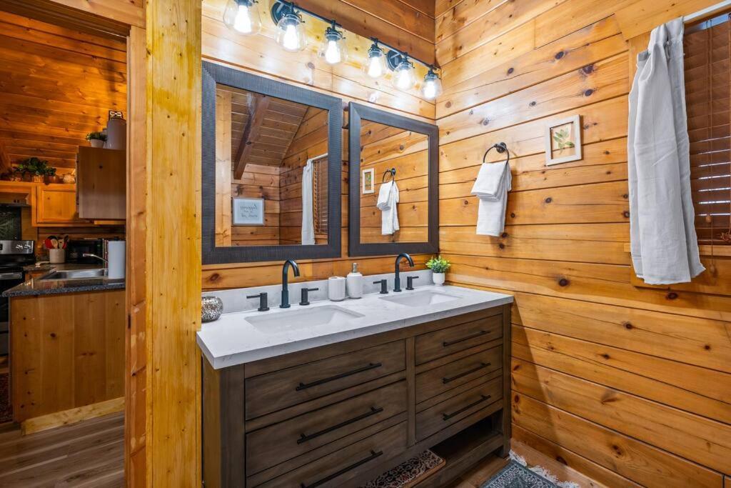 Log Cabin, Hot Tub, Fireplace, Pool Table & Views! Sevierville Εξωτερικό φωτογραφία