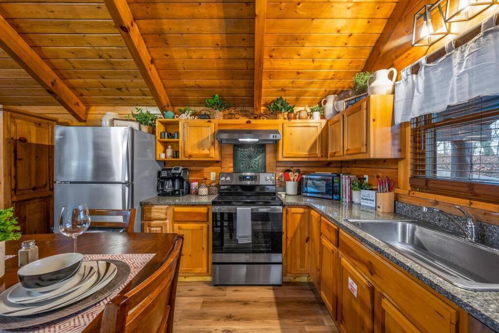 Log Cabin, Hot Tub, Fireplace, Pool Table & Views! Sevierville Εξωτερικό φωτογραφία
