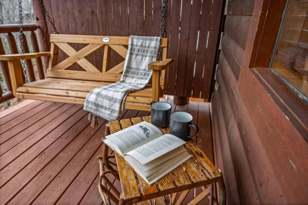 Log Cabin, Hot Tub, Fireplace, Pool Table & Views! Sevierville Εξωτερικό φωτογραφία