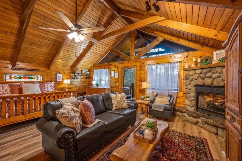 Log Cabin, Hot Tub, Fireplace, Pool Table & Views! Sevierville Εξωτερικό φωτογραφία