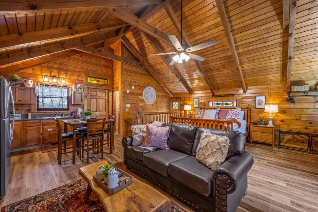 Log Cabin, Hot Tub, Fireplace, Pool Table & Views! Sevierville Εξωτερικό φωτογραφία