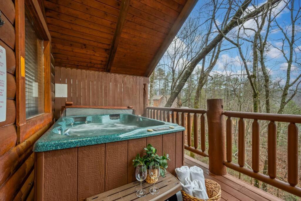 Log Cabin, Hot Tub, Fireplace, Pool Table & Views! Sevierville Εξωτερικό φωτογραφία