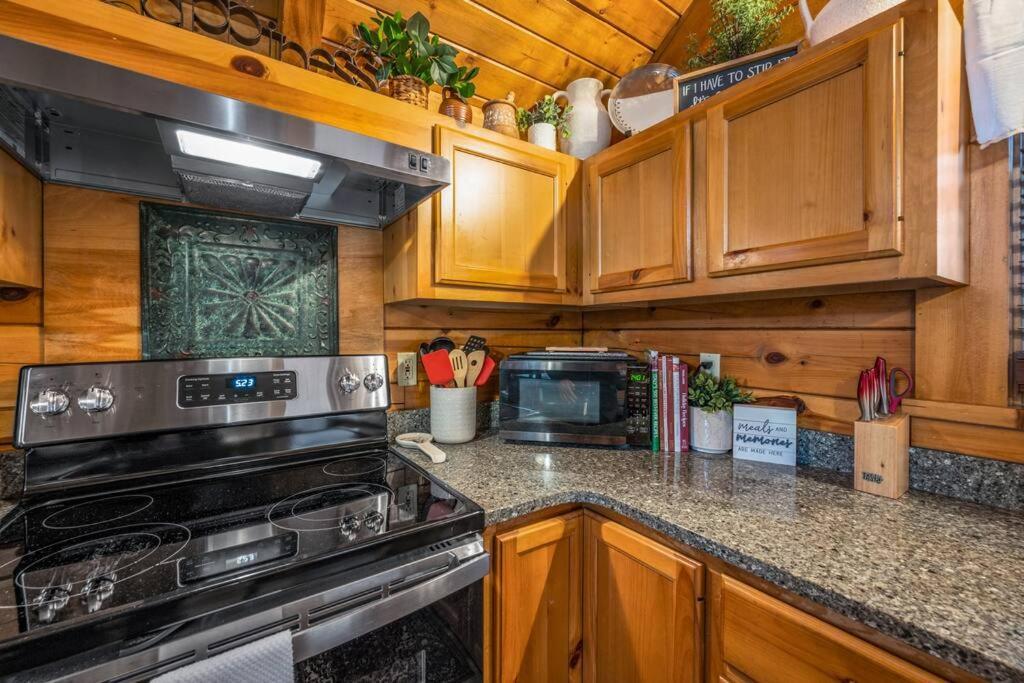 Log Cabin, Hot Tub, Fireplace, Pool Table & Views! Sevierville Εξωτερικό φωτογραφία