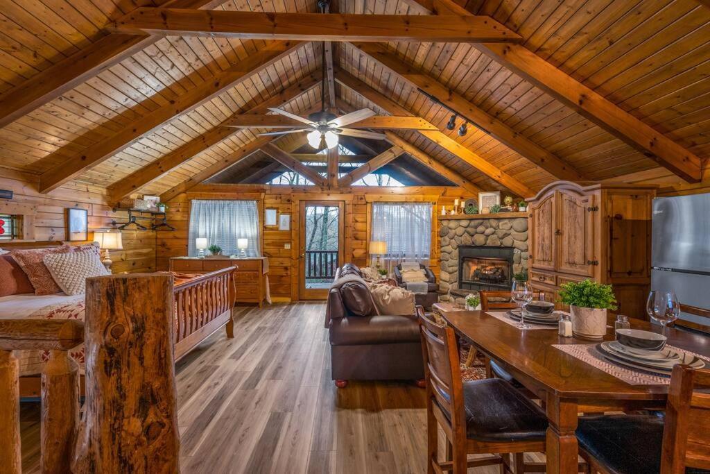 Log Cabin, Hot Tub, Fireplace, Pool Table & Views! Sevierville Εξωτερικό φωτογραφία