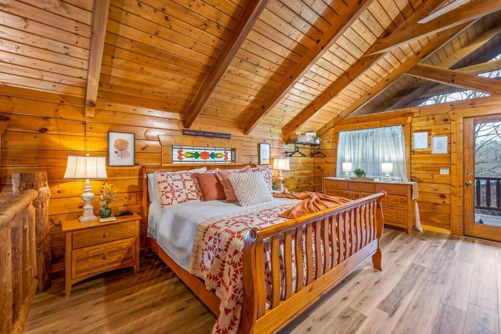 Log Cabin, Hot Tub, Fireplace, Pool Table & Views! Sevierville Εξωτερικό φωτογραφία